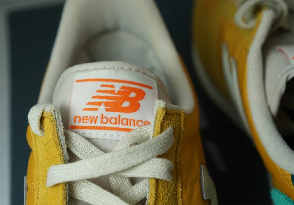 Оригинальные кроссовки New Balance 2002. Нью бэланс 574 язычок. Нью бэланс 2002 язычок. Бирка кроссовок New Balance.