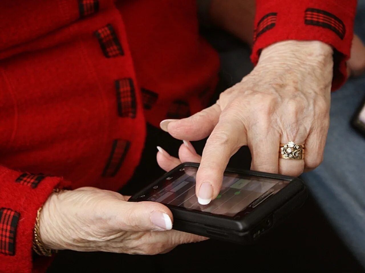 Перечислили деньги мошенникам. Смартфон в руках пенсионера. Пенсионер с телефоном в руке. Мошенничество пенсионеры. Бабушка с телефоном в руке.