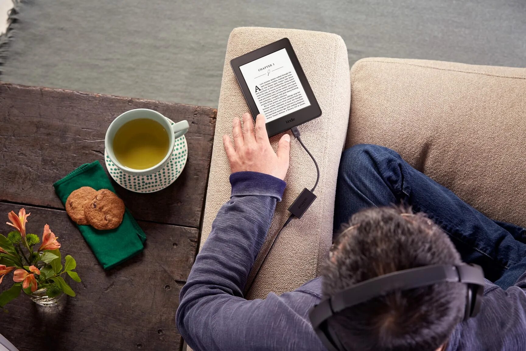Амазон Киндл. Человек с электронной книгой. Планшет для чтения. Kindle e-Reader. Amazon reading