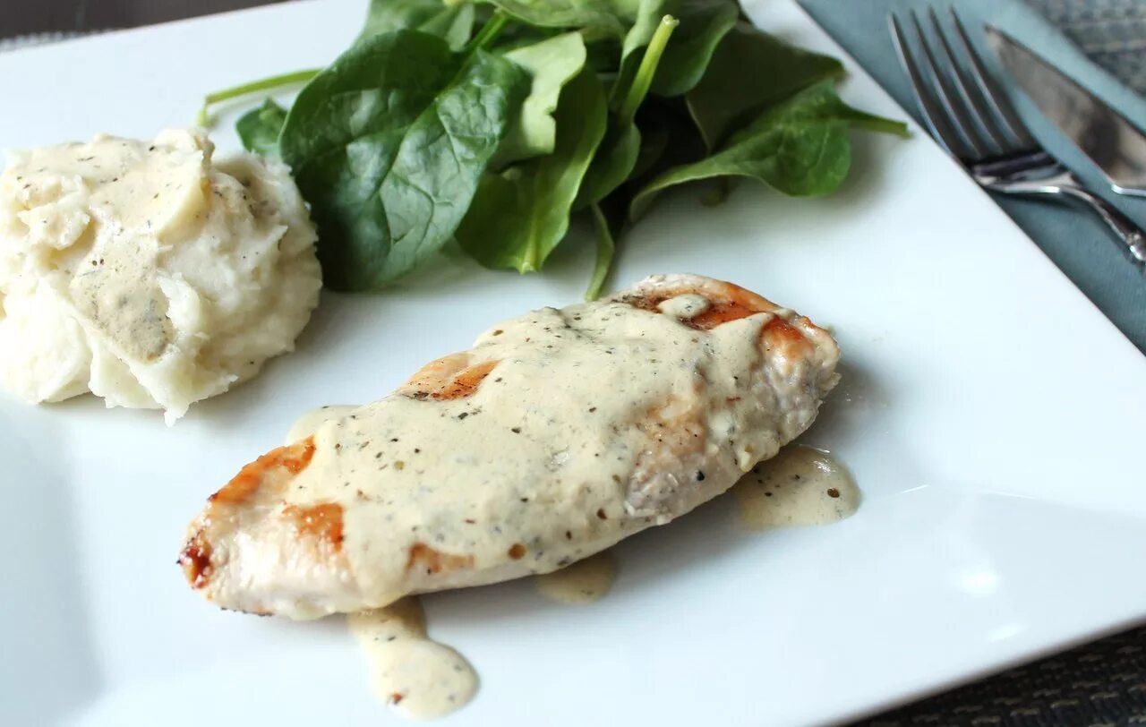 Куриная грудка в бумаге. Куриная грудка блю чиз. куриное филе в сливочном соусе. куриная грудка в сливках. филе курицы в сливочном соусе.
