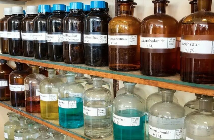 хранение кислоты и щелочи