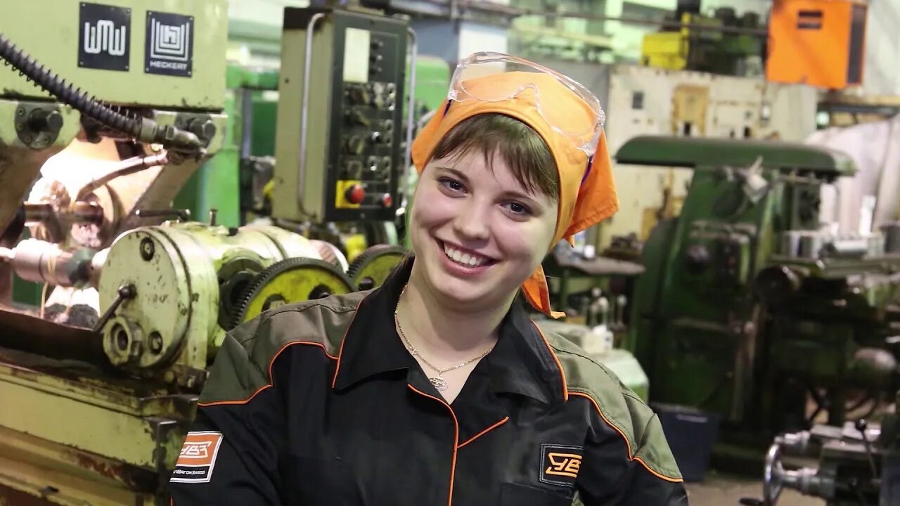 Уралвагонзавод нижний тагил танки. Девушка на заводе. Красивые работницы завода. Женщины увз. Женщина рабочий.