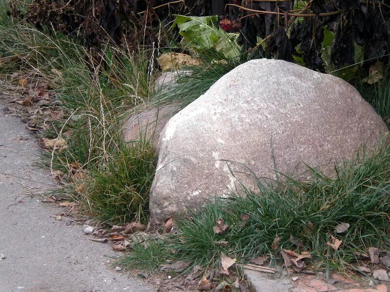 Камень у дороги. Камень лежит. Большой камень у дороги. Лежачий камень.