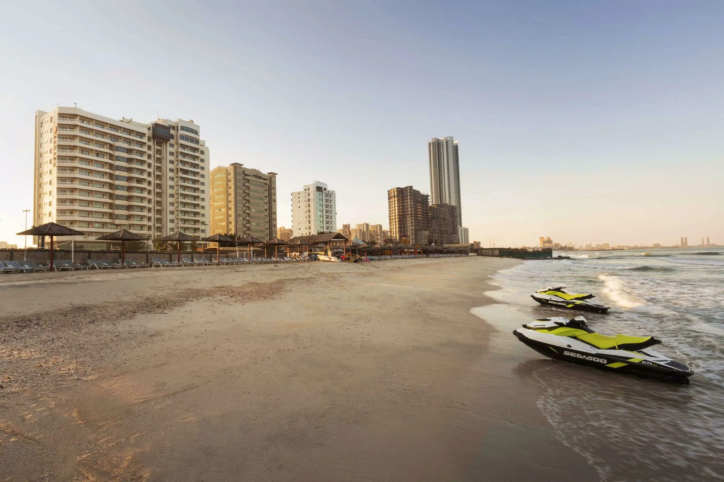 Ramada beach ajman аджман. Рамада бич аджман дубай. отель рамада виндхам аджман. рамада аджман бич 4. ramada пляж аджман.