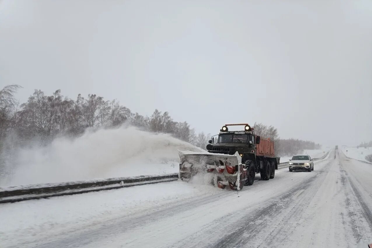 Метель на трассе. Снегопад на дороге. Трасса м5. Обстановка на трассе.