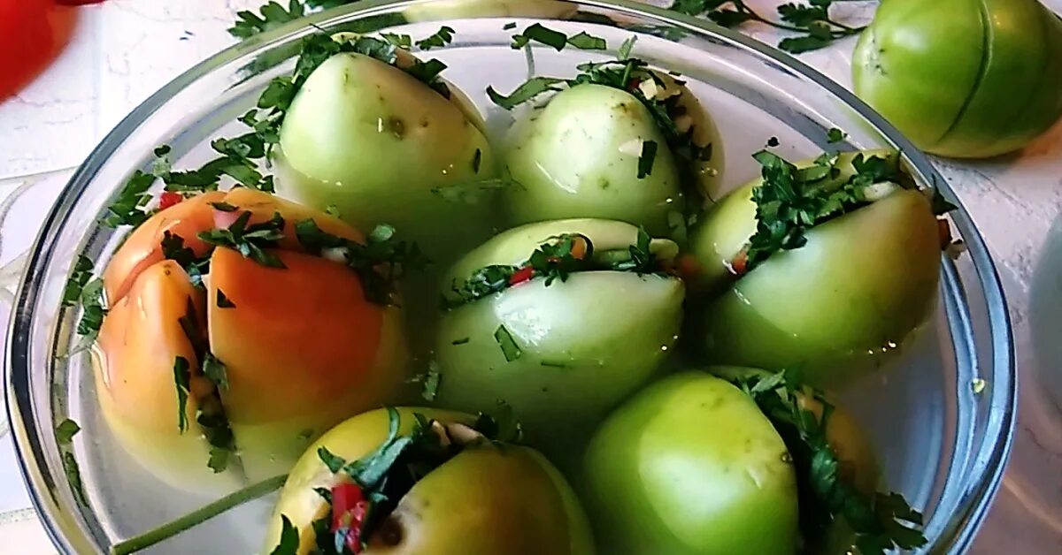 Рецепт помидоров кухня наизнанку. Зеленые помидоры грузински. Квашенные бочковые зелёные помидоры. Зелёные помидоры на зиму по грузински. Помидоры фаршированные по грузински.