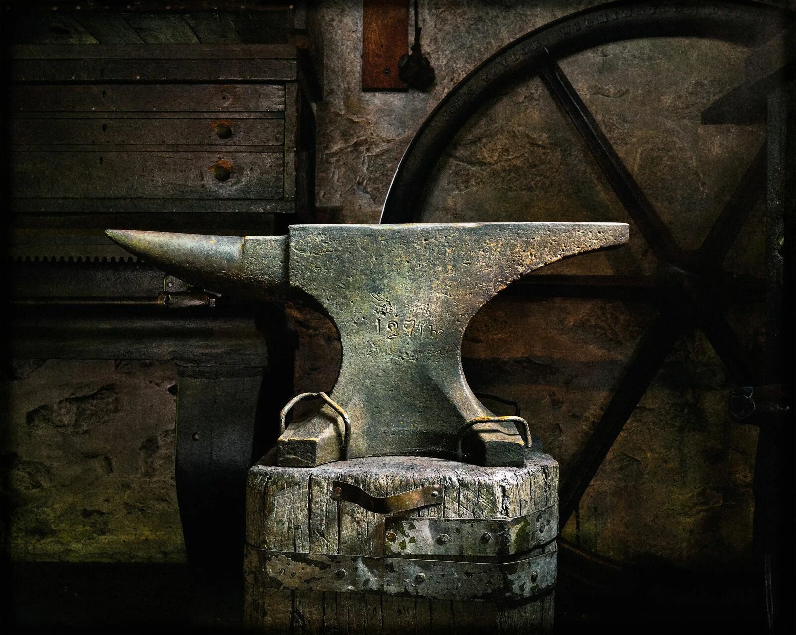 Кузница горн наковальня. Наковальня и молот кузнец. Кузнечный фестиваль псков. Кузнечный горн молот и наковальня. Кузница_молот_наковальня.