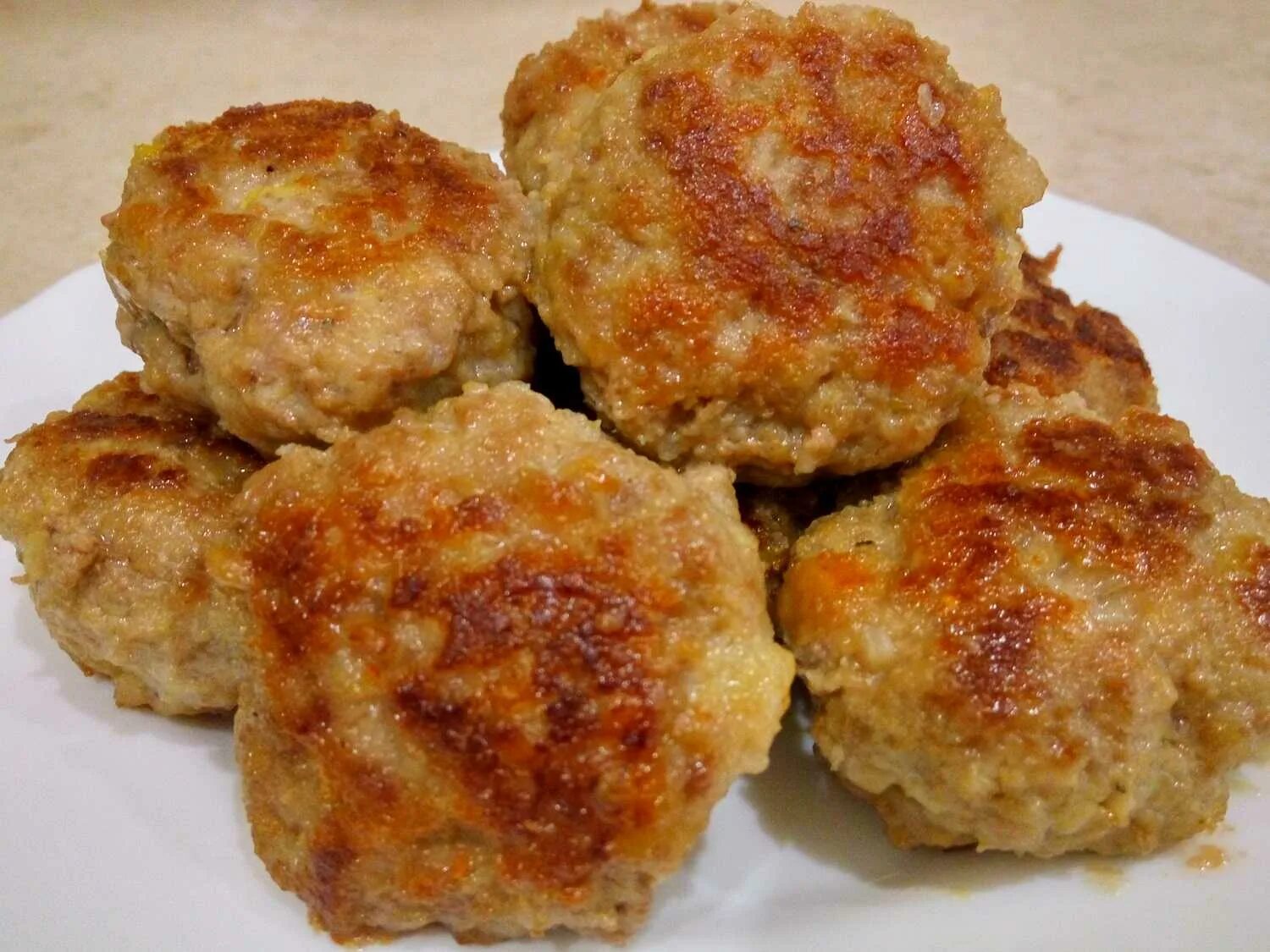 Рецепт пышных куриных котлет. Котлеты домашние. котлеты из фарша. котлетки из фарша на сковороде. вкусные котлеты из фарша на сковороде.