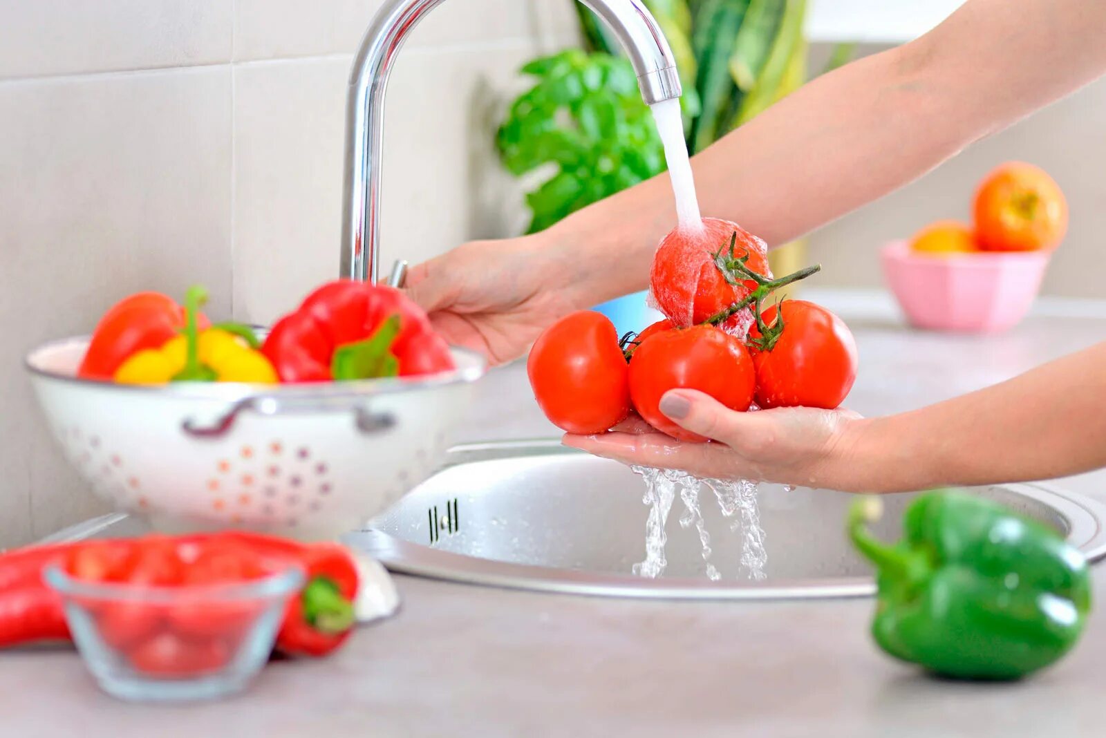 Почему фрукты овощи руки перед едой нельзя. Мытье овощей. Мойка овощей. Мытье фруктов. Тщательное мытье овощей и фруктов.