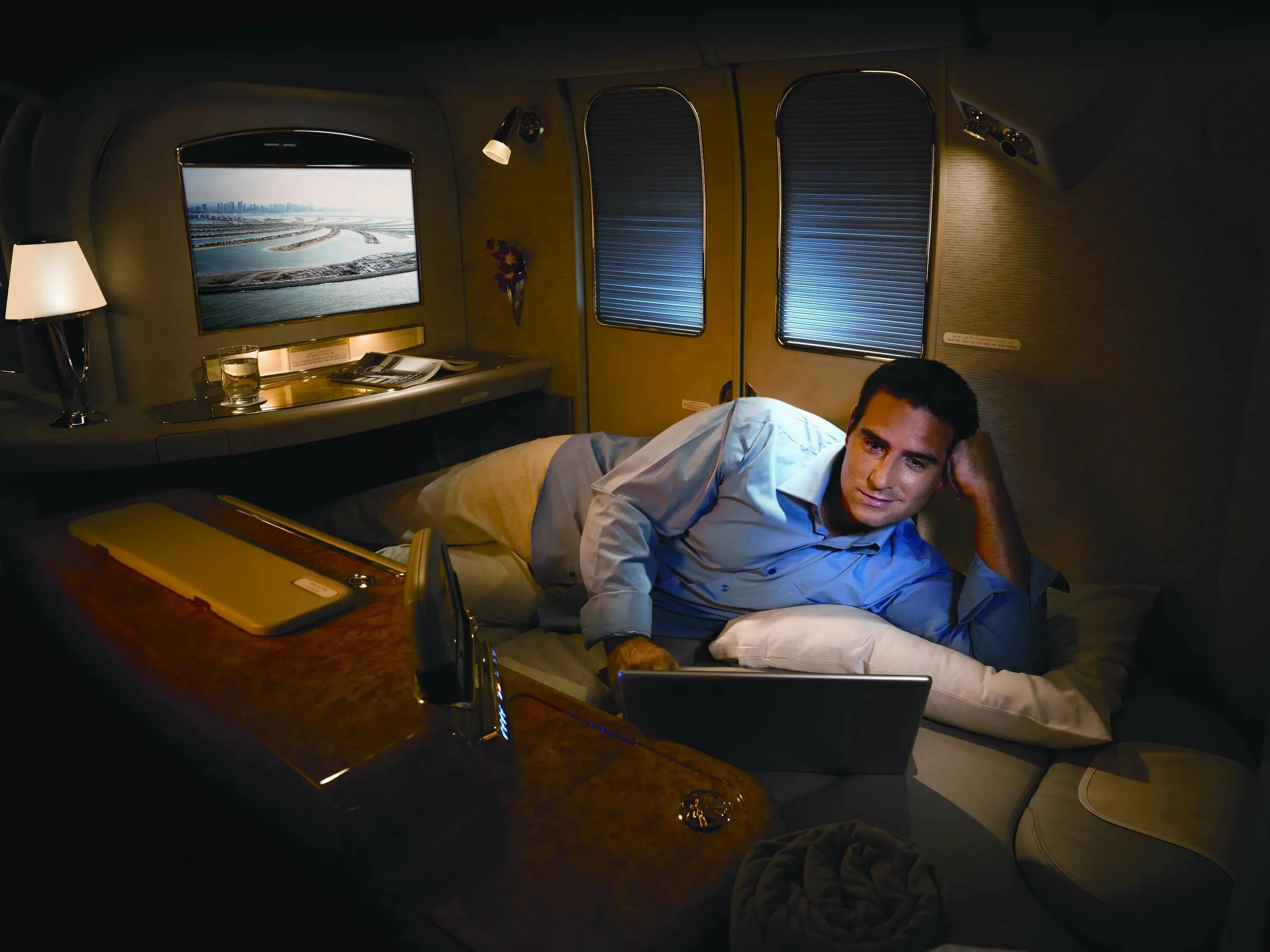 First class plus. Emirates first class Suite. Emirates Airlines first class. Emirates первый класс. Emirates 1 класс.
