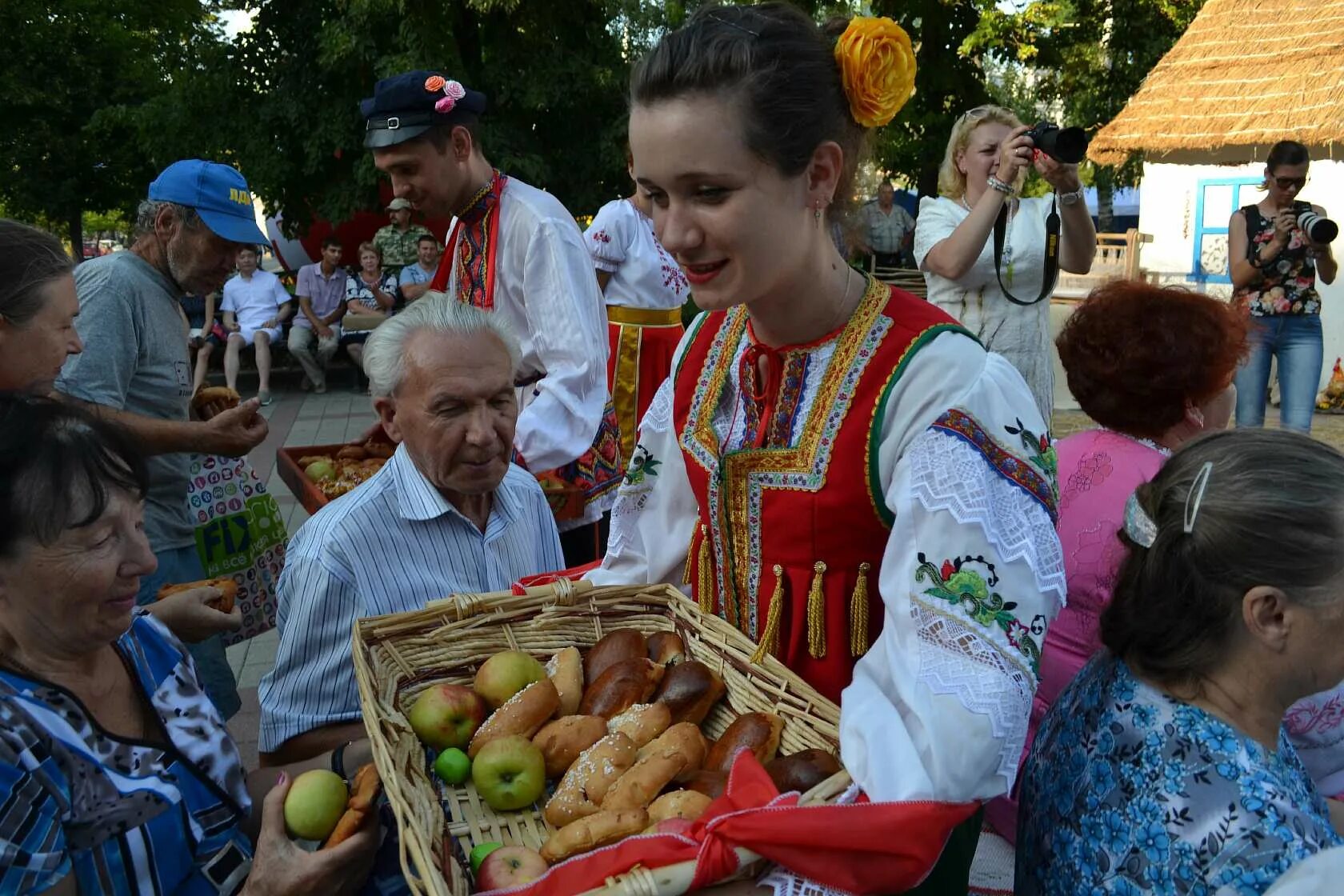 День земли день урожая. Яблочный спас празднование. Народные праздники яблочный спас. Народный праздник на Спасы. Спас в Беларуси.