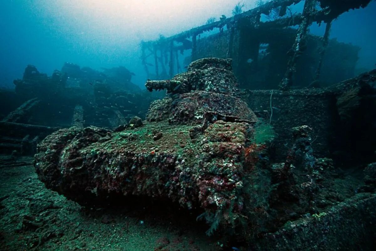 Сто на дне океана. Корабль SS Thistlegorm, красное море. Лагуна трук в Микронезии. Острова Чуук подводное кладбище кораблей. Лагуна трук в тихом океане.