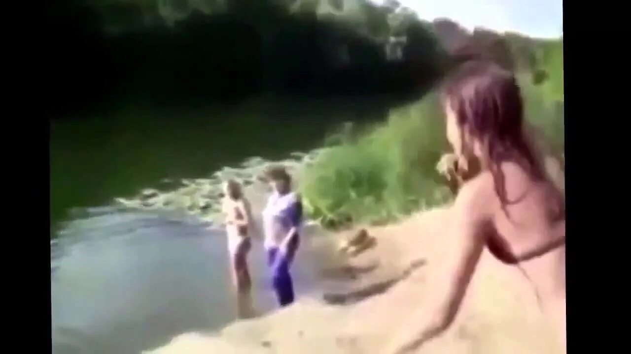 Ютуб видео дикий пляж. Смешные ролики про девушек до слёз. Девушка лоханулась. Приколы с пьяными девушками у реки.