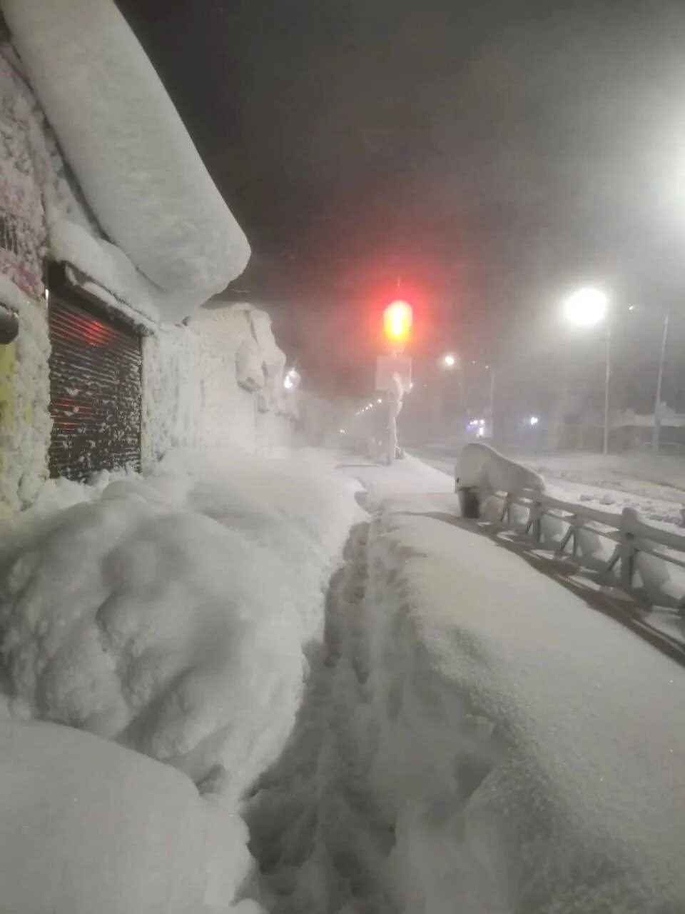 Ледовые скульптуры в ростове на дону. Скульптура из снега в ростове. Конкурс снежных скульптур. Ростов снег 2023. Снеговик скульптура из снега.