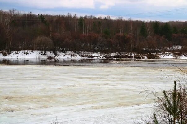 Уровень воды в реке унжа в макарьеве. Речка подо льдом блестит. На речке. Ледоход на реке. Речка подо льдом.