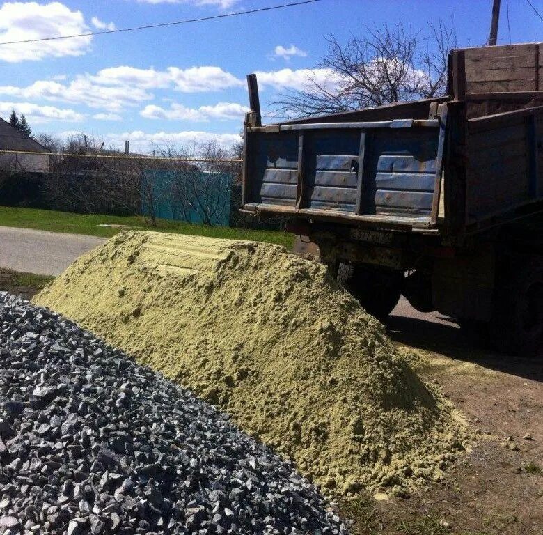 Машина щебня с доставкой. Песок щебень отсев ЗИЛ. ЗИЛ отсев щебень. Песок щебень отсев КАМАЗ. Песок щебень отсев ПГС мини самосвалом ЗИЛ.