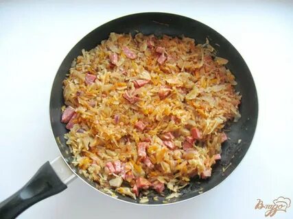 Капуста с колбасой на сковороде