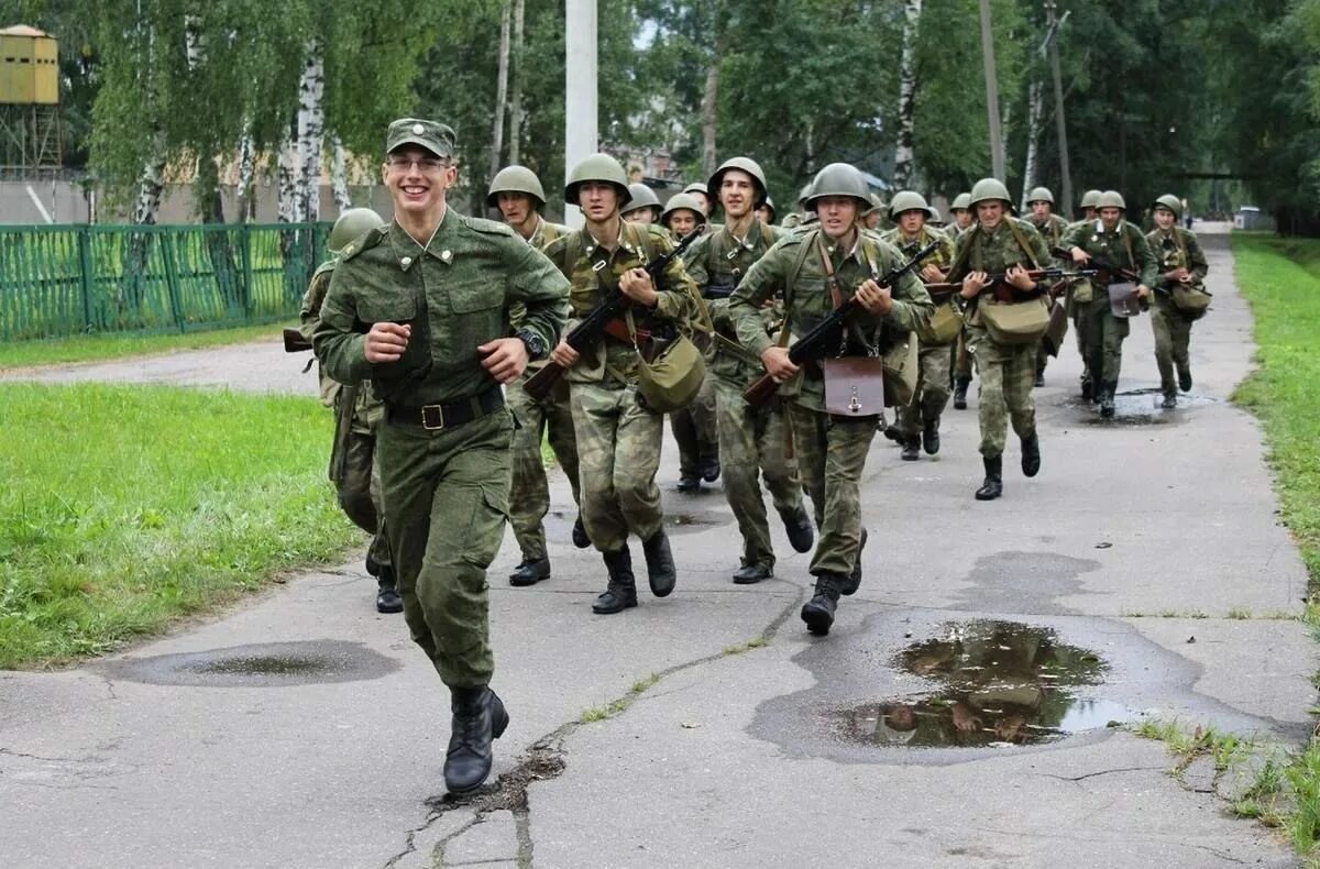 Коль ты в армию идешь. Солдаты на марш броске. Военные бегут. Солдат бежит. Марш бросок в армии.