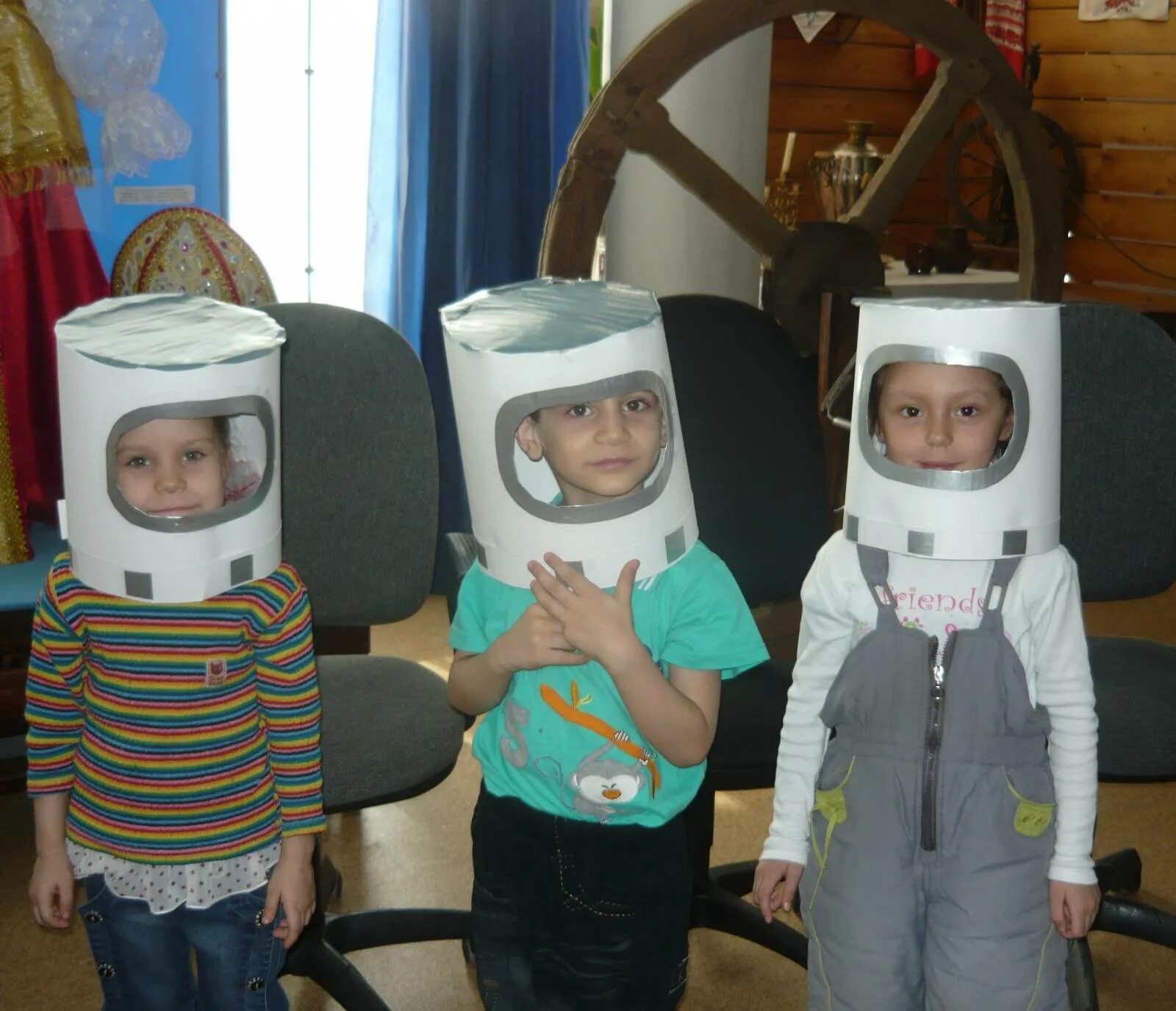 Костюм в сад ко дню космонавтики. Космические костюмы для детей. Шлем Космонавта ребенку для детского сада. Шлем Космонавта в детский сад. Космический костюм в садик.