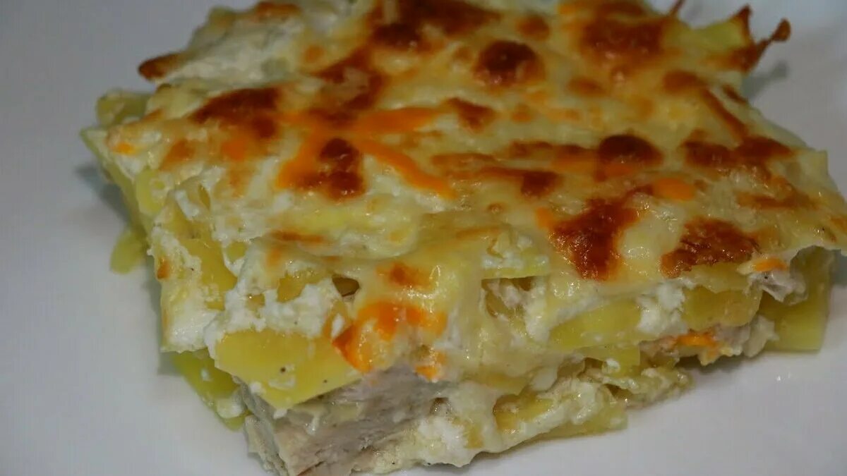 Запеканка с картофелем и курицей. Запеканка с курочкой. Запеканка из грудки и картофеля в духовке. Запеканка из грудки и картофеля в духовке. Запеканка с курицей и грибами.