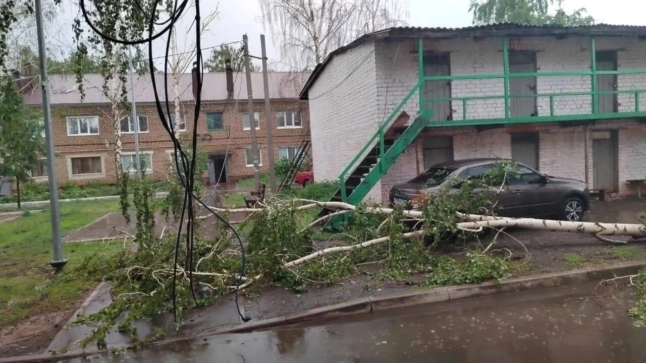 Ураган в мурте. Жилые дома. ураган в краснозаводске. ураган в татарстане вчера. сильный ветер во дворе.
