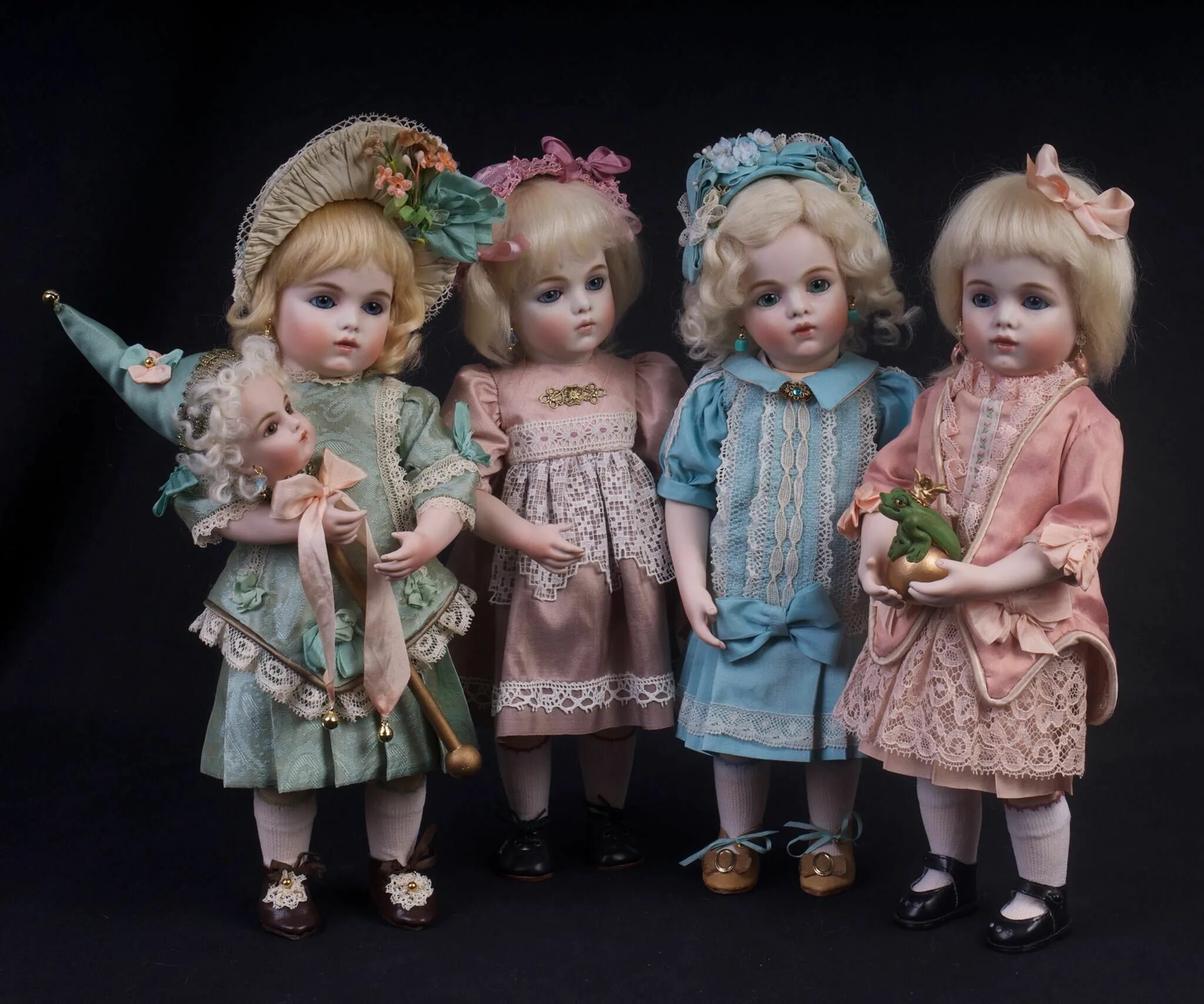 Старая куколка. Куклы порцелан Доллс. Старинные фарфоровые куклы. Антикварные фарфоровые куклы. Коллекция старинных кукол.