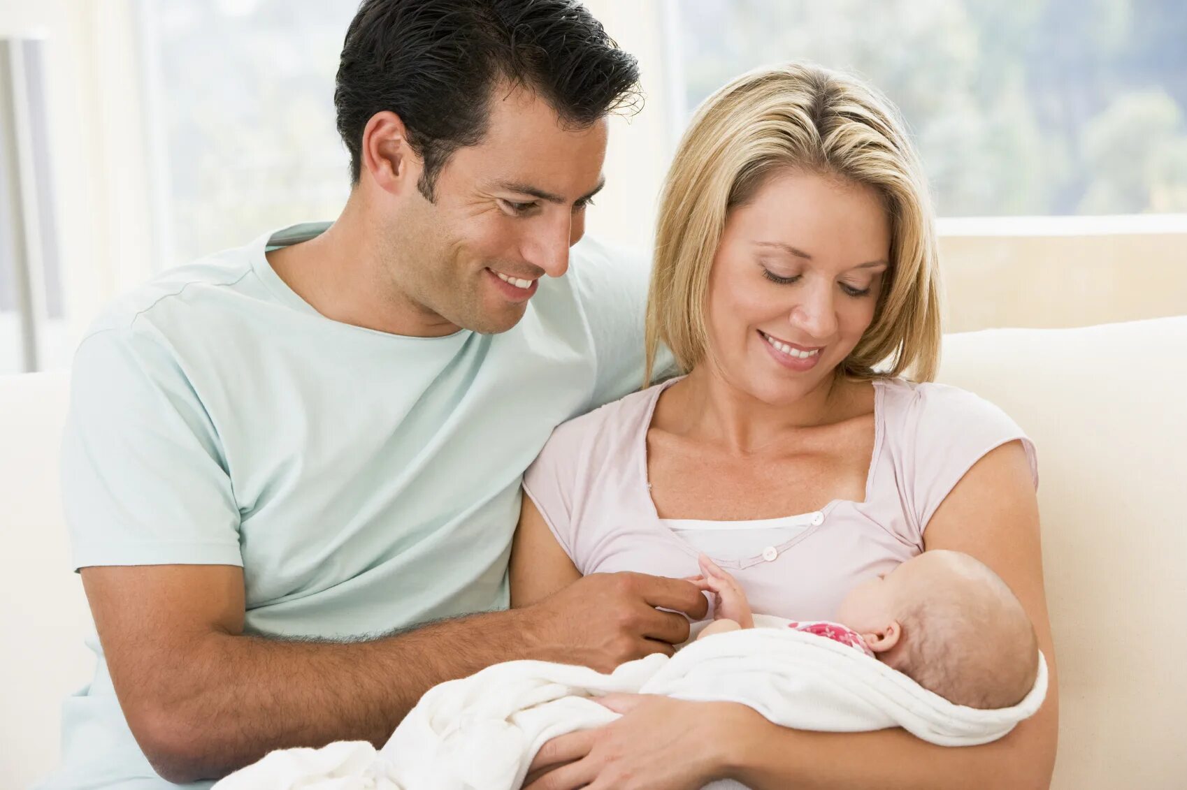 Отношения после рождения. Женщина с ребенком. Семья с новорожденным. Мужчины женщины и дети. Родители и новорожденный ребенок.