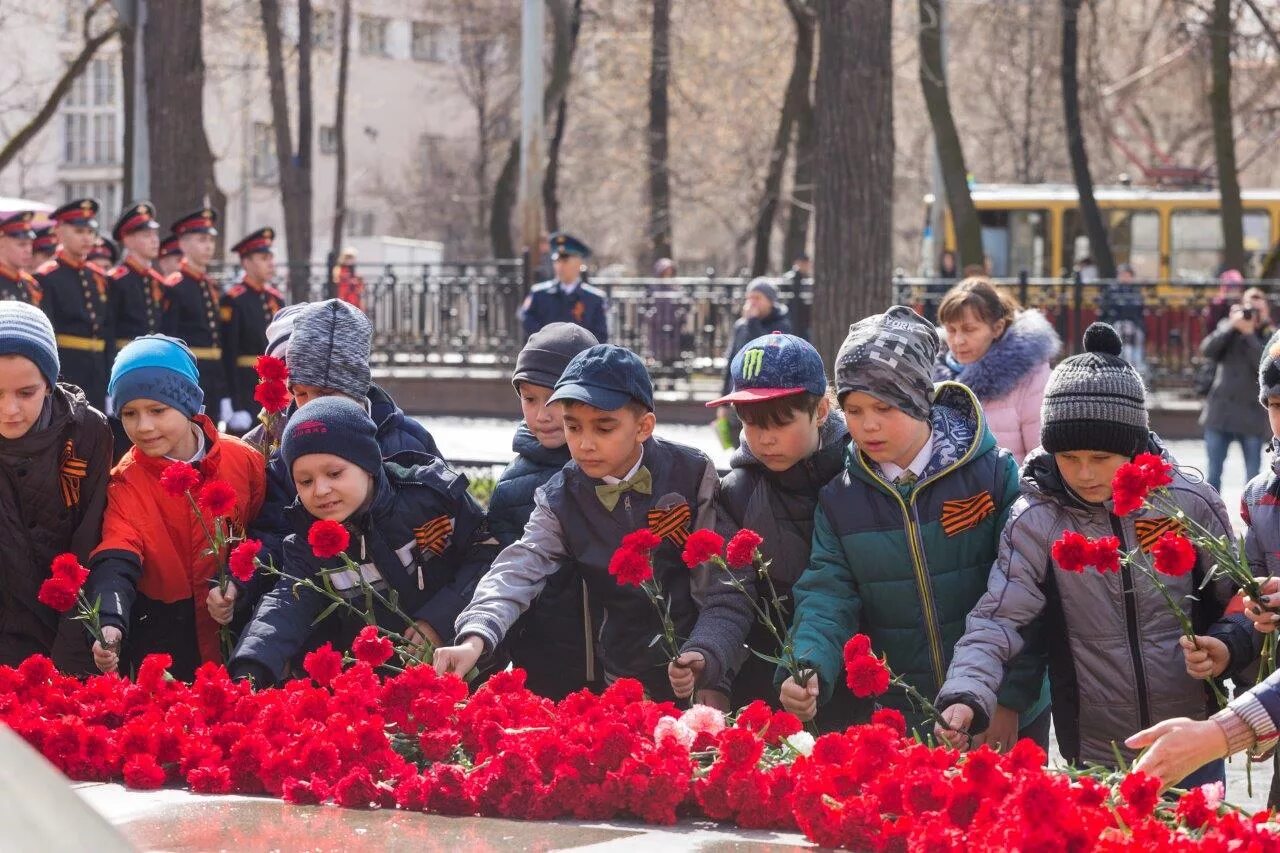 Цвета дня победы. Возлаганиеицветов к памятнику Жукова. Возложение цветов к памятнику. День Победы возложение цветов. Возложение цветов дети.