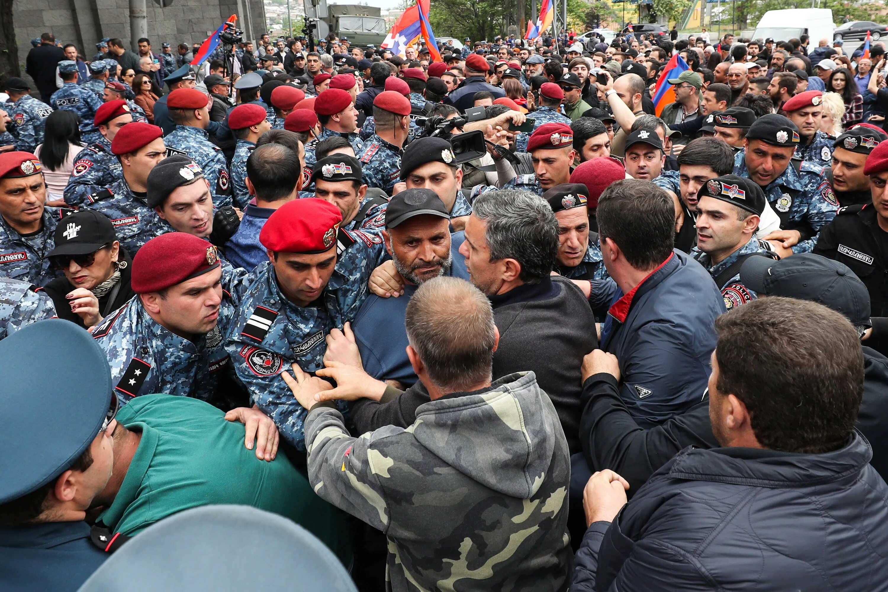 Армения участвует. Протесты в Армении 2022. Митинг в Армении 2018. Протесты в Армении 2018. Революция в Армении 2018.