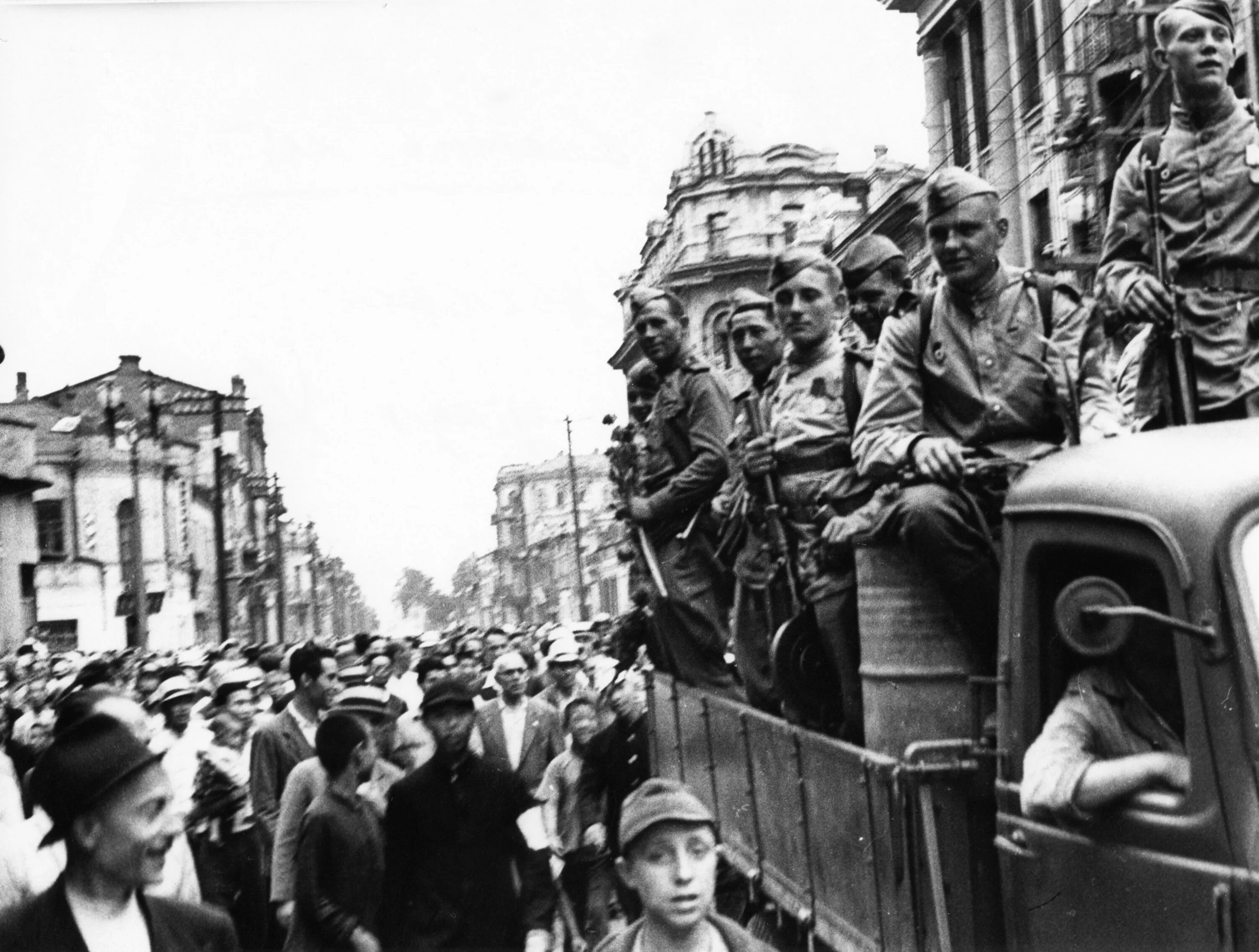 Фотографии второй мировой войны. Советские войска в Харбине 1945. Вторая мировая война 1945. Харбин фото 1945. Советские войска на улицах Харбина , 1945 год.