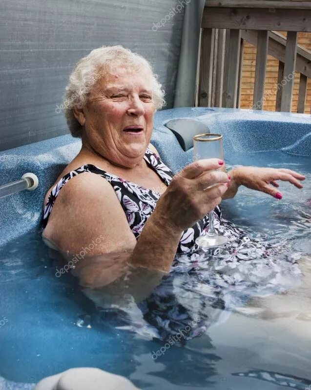 Бабушки в ванной комнате. В ванную комнату для пожилых. Душевые для пожилых. Полная женщина в ванной. Подглядывание в ванной комнате.