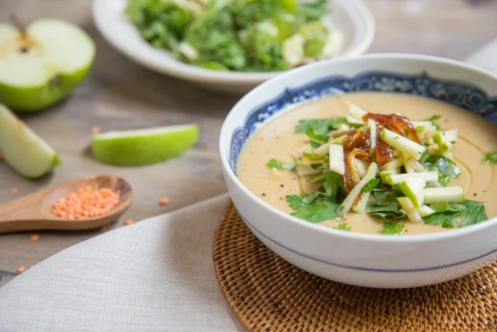 Суп сельдерей отзывы. Тайский овощной суп с сельдерей. Суп из сельдерея и отварная грудка. Vegan супы ассорти. Крем—суп из сельдерея с хрустящей спьянатой.