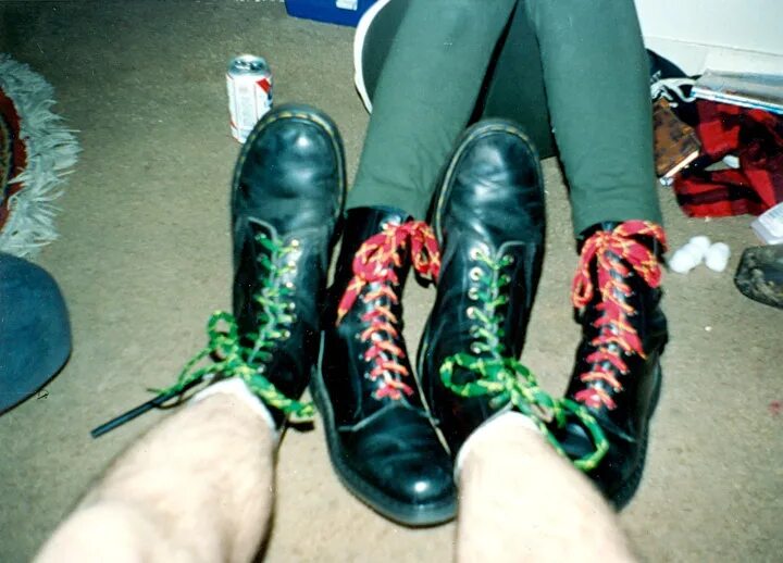 Что обозначают шнурки на берцах. Dr. Martens шнурки. Dr Martens с белыми шнурками. Берцы панковские шнуровка. Ботинки мартинсы скинхеды.