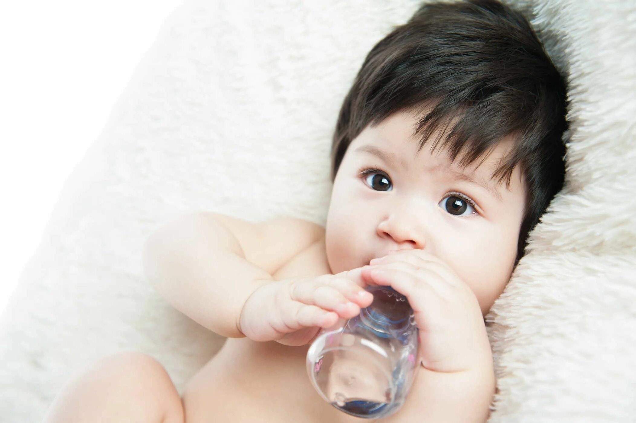 5 месяцев в воде. Грудничок в воде. babay. babay xeni. baby drinking milk.