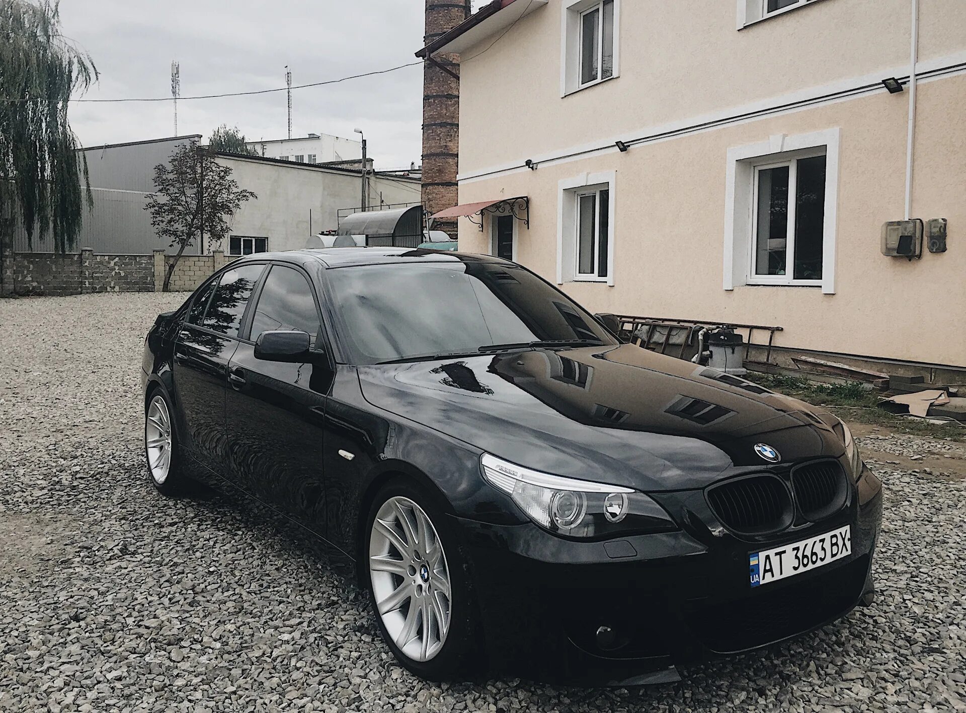 Бмв е60 черная. BMW 5 e60. БМВ 5 е60. БМВ е60 тонированная. BMW e60 черная тонированная.