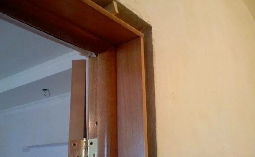 Как правильно установить доборы на двери. Монтаж добра межкомнотной двери. монтаж доборов на межкомнатные двери. добор снизу дверей. телескопический добор для входной двери.