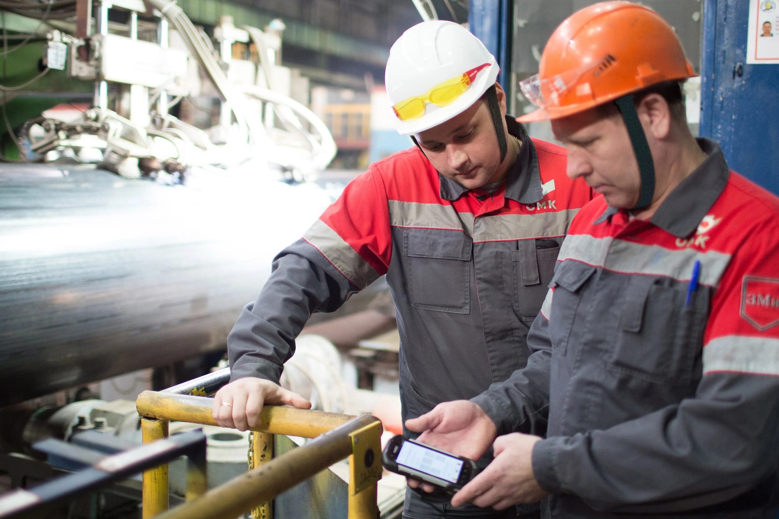 Рабочий на заводе. Два рабочих на заводе. Рабочий на производство. Рабочий цех. Два рабочих на заводе.