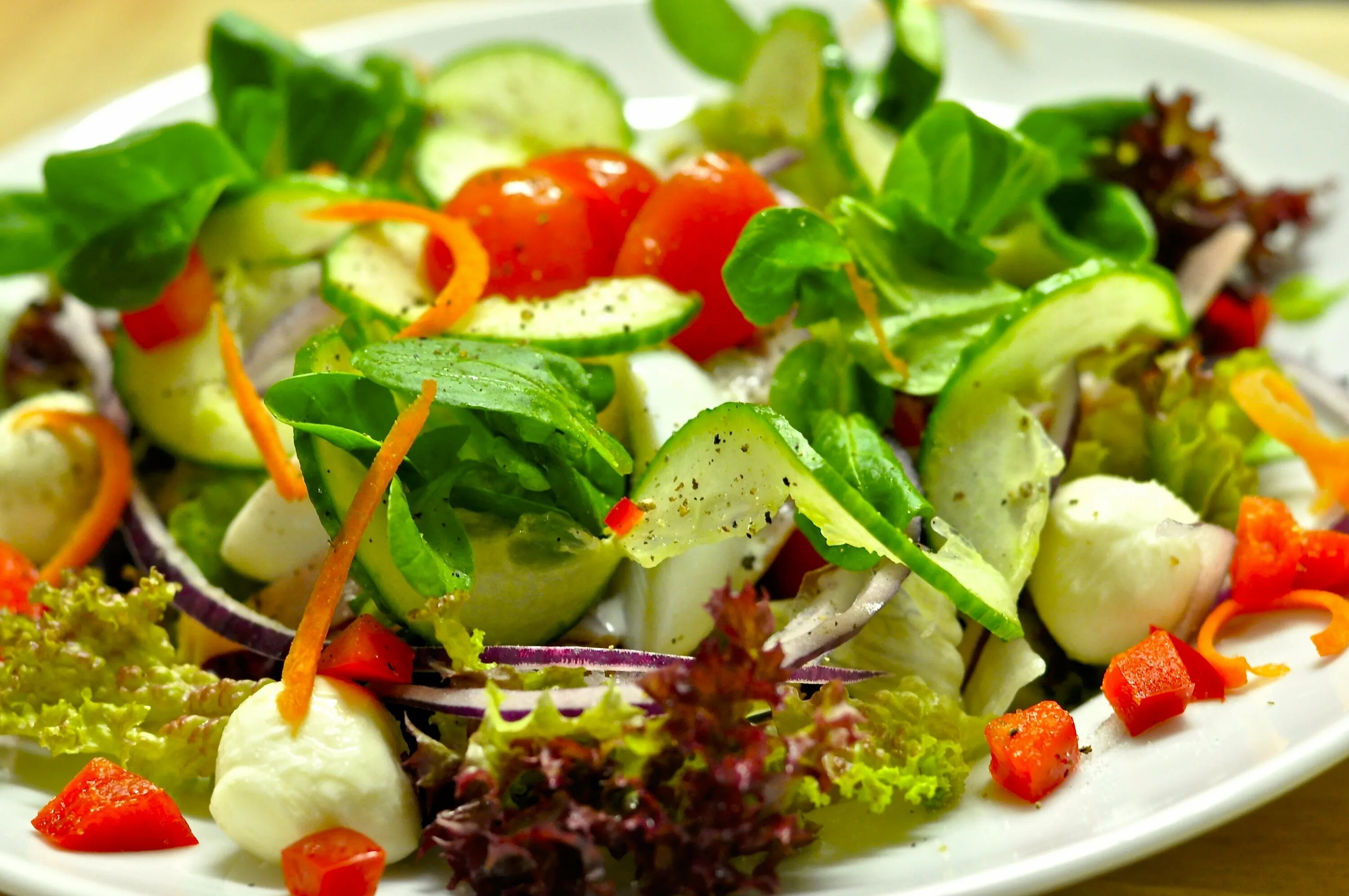Салаты. Овощной салат. Тарелка с салатом. Летние салаты. Можно ли есть овощной салат