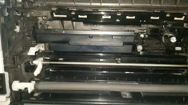 Как почистить тонер. Kyocera 2040 бункер отработки. kyocera 1040. kyocera 2235 бункер отработки. куосера 2040 бункер отработанного тонера.