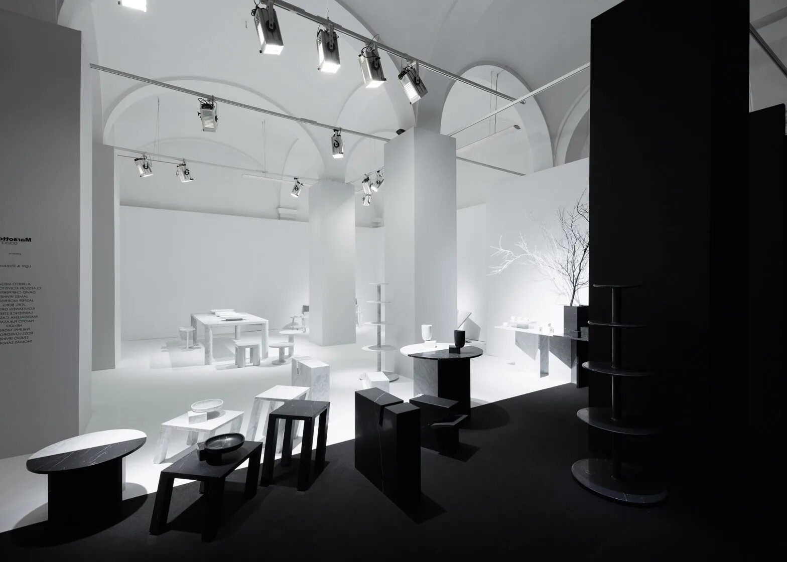 Инсталляция из полос. Nendo студия. Современное искусство инсталляции. Арт объекты в современном интерьере. Инсталляция черно белая.