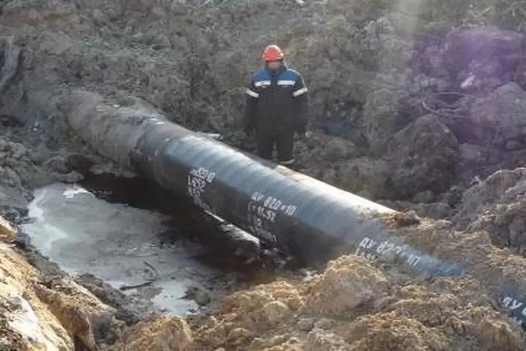 Разлив нефти в усинске коми. Аварии на трубопроводах нефти. Утечка нефтепровода. Нефтепровод дружба 2. Утечка нефтепровода.