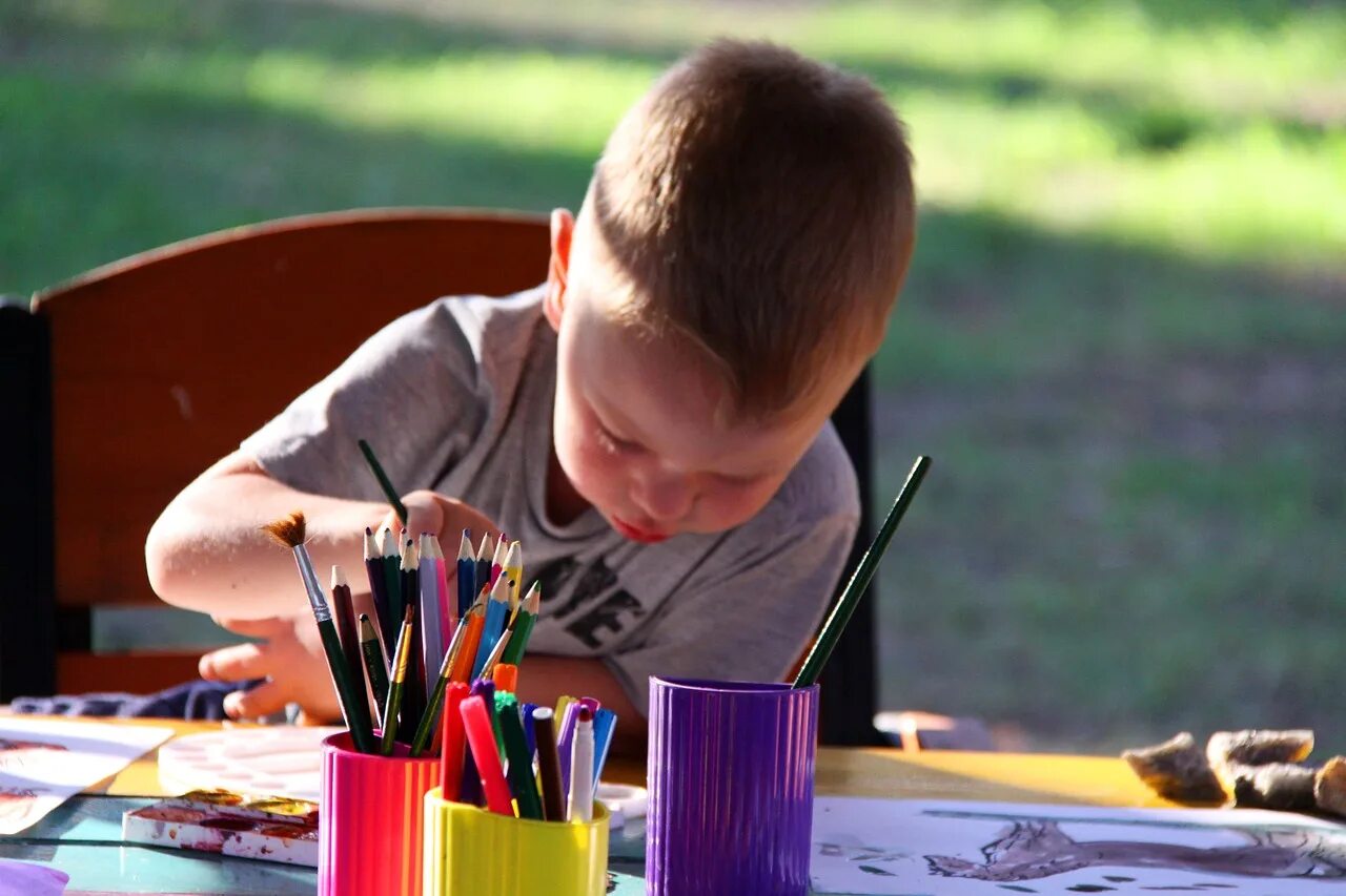 Children's painting. Ребенок раскрашивает. Дети которые рисуют. Дети разукрашивают. Фото дети рисуют красками.
