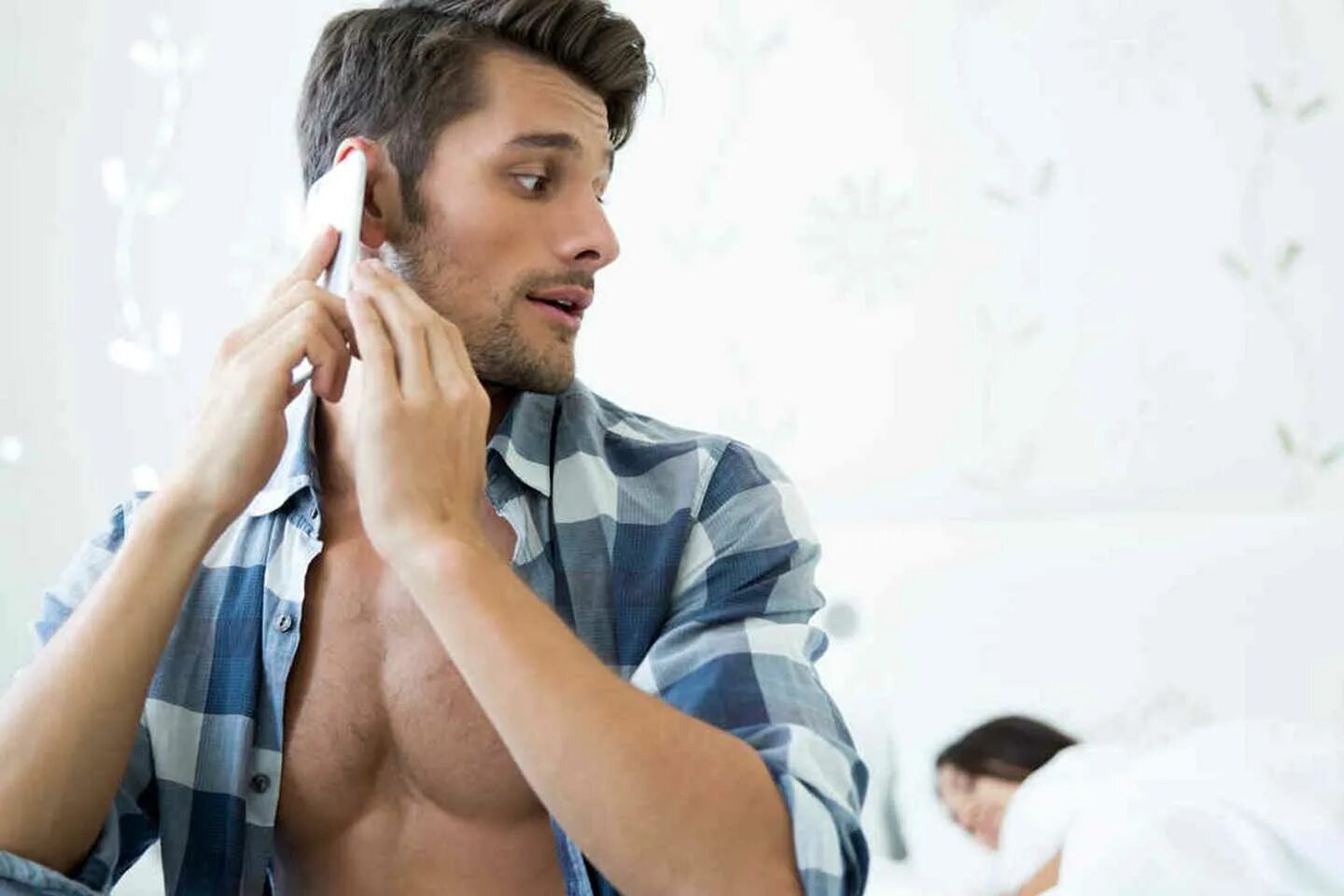 Мужчина ругается. Женщина упрекает. Когда любишь человека. Как понять чего боится мужчина. Мужчина и женщина беседуют.