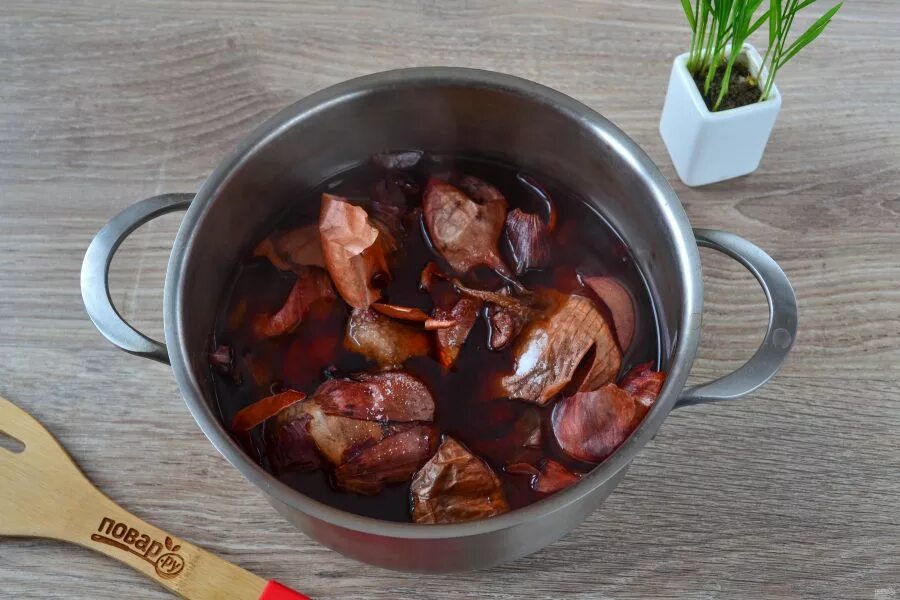 Как сделать луковый настой. Отвар луковой шелухи. настой из луковой шелухи. луковая шелуха настой. варка луковой шелухи.