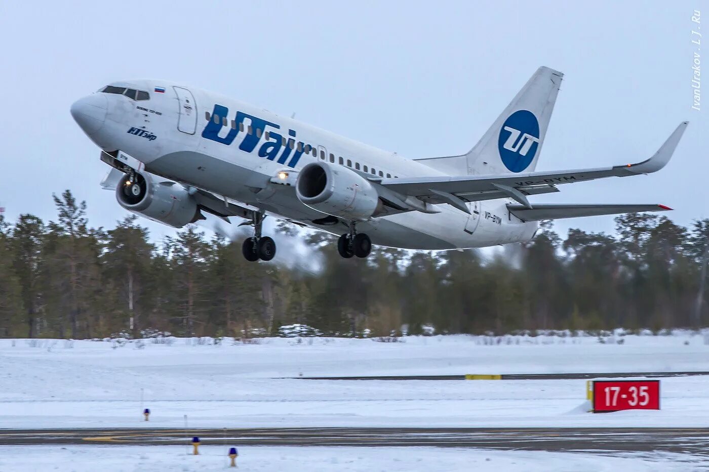 Самолет ютэйр нижневартовск омск. Самолет ханты мансийск екб. Квс интернешнл ханты-мансийск. Самолет хмао уфа. Взлетная полоса пулково.