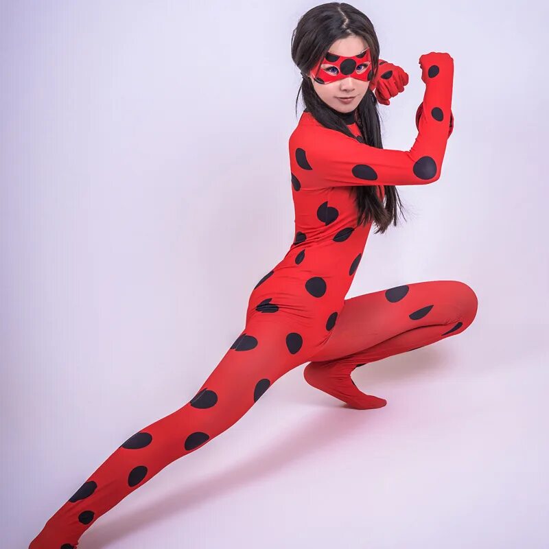 Женщина коровка. Miraculous Ladybug Ladybug костюм. Божья коровка косплей. Костюм леди баг взрослый из латекса. Костюм коровки 18.