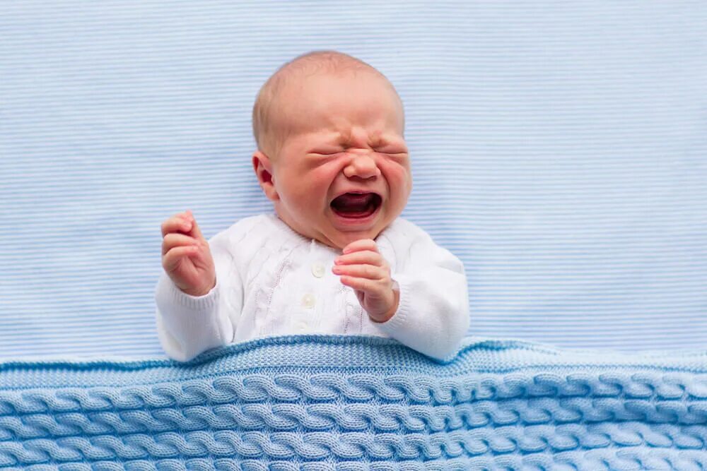 Младенец плачет. Новорожденный ребенок. Орущий младенец. Новорожденный кричит. Почему плачет грудной ребенок