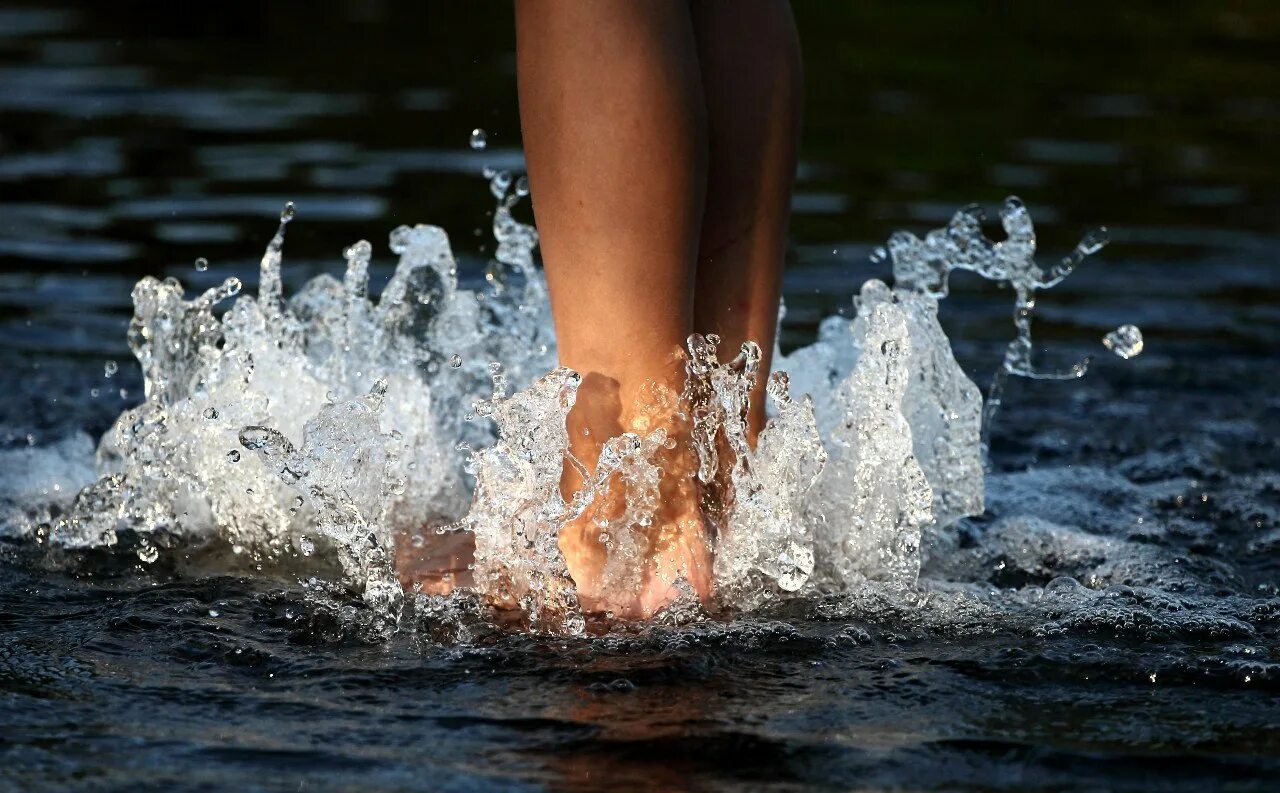 Девушка в брызгах воды. Ноги в воде. Фотосессия с брызгами воды. Брызги воды озеро. Прелести воды