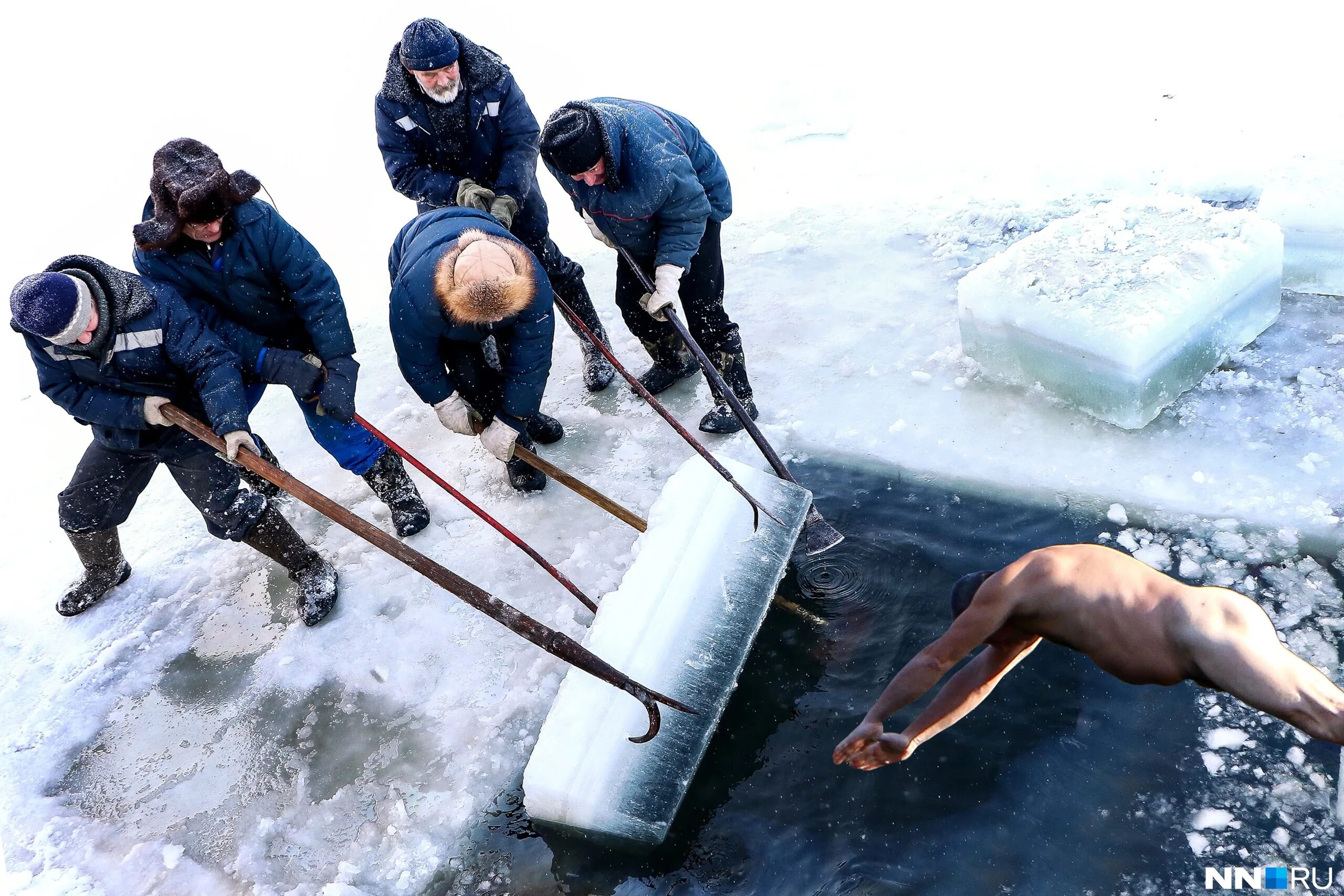 Крещение 2021. Тайшет 24 крещение. Крещение под лед. Крещение под лед. Крещение в ледяной воде.