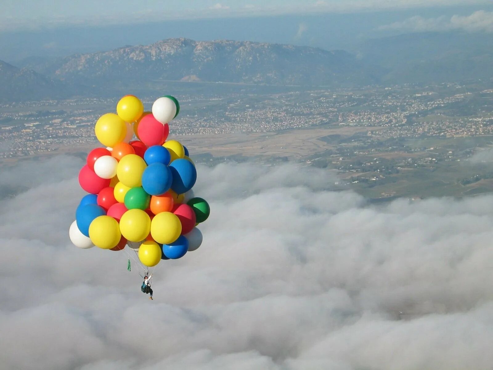 Выпускать в небо воздушные шары с гелием. Ларри Уолтерс на воздушных шарах. Виталий Куликов полет на воздушных шариках. Улетел на воздушных шарах. Шары воздушные в воздухе.